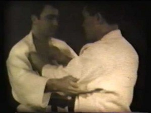 Tsukkomi Jime (strangolamento spingendo)